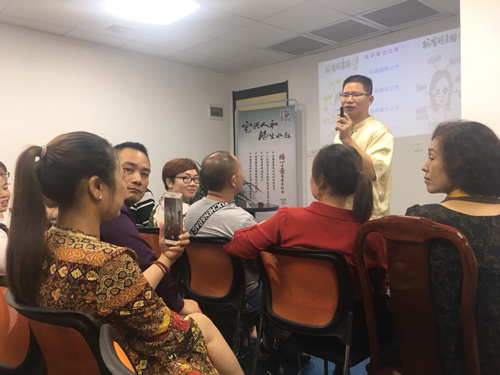 风水师杨丁豪与学员.png